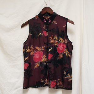 🍁Sleeveless Mandarin Collar Blouse w/ red and gold colored flower design.